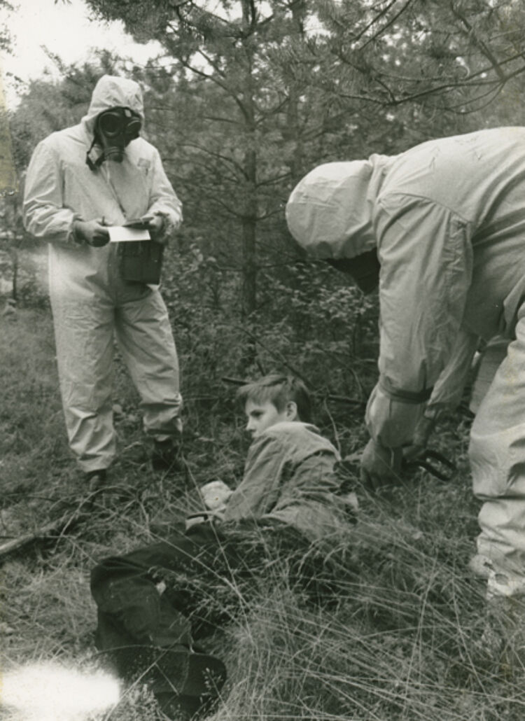 Einsatzübung einer Hilfszugstaffel des DRK Nottuln: ein 'Verletzter' wird von Strahlenschutzhelfern auf Radioaktivität untersucht (Werner Hohmann / DRK) Einsatzübung einer Hilfszugstaffel des DRK Nottuln: ein 'Verletzter' wird von Strahlenschutzhelfern auf Radioaktivität untersucht (Werner Hohmann / DRK)